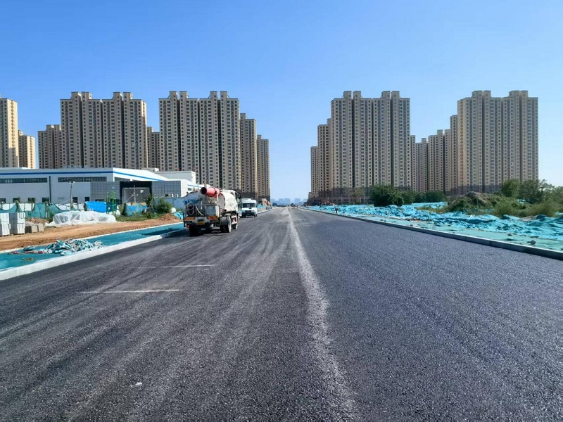 咸陽市裝備制造產(chǎn)業(yè)園天惠路（興業(yè)西路—城市運(yùn)動(dòng)公園）瀝青下面層順利貫通